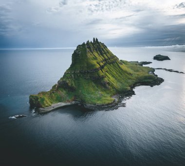 Faroe Adaları Vagar, Kuzey Atlantik Okyanusu 'nda günbatımında Tindholmur Adası' nın hava aracı görüntüsü. Faroe Adaları, Danimarka, Avrupa.