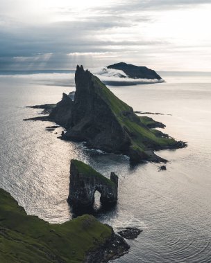 Faroe Adaları Vagar 'daki Drangarnir ve Tindholmur, Kuzey Atlantik Okyanusu' nda günbatımında hava aracı görüntüsü. Faroe Adaları, Danimarka, Avrupa.