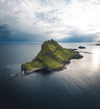Faroe Adaları Vagar, Kuzey Atlantik Okyanusu 'nda günbatımında Tindholmur Adası' nın hava aracı görüntüsü. Faroe Adaları, Danimarka, Avrupa.
