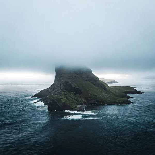 Isole Faroe Veduta aerea drone delle isole Tindholmur. Preso durante intense nuvole in estate con acqua blu scuro dell'oceano Atlantico e e verdi lussureggianti. Isole Faroe, Danimarca, Europa — Foto Stock