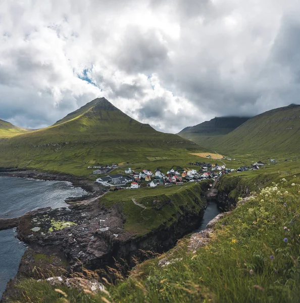 Faeröer eilanden dorp Gjogv of Gjov in het Deens. Met zee gevulde kloof op het noordoostelijke puntje van het eiland Eysturoy, op de Faeröer. — Stockfoto