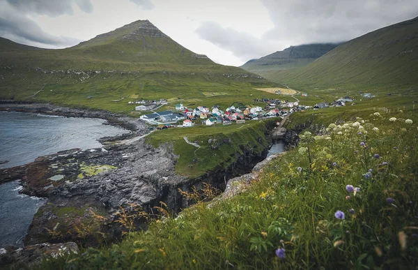 Îles Féroé village de Gjogv ou Gjov en danois. Gorge remplie de mer à l'extrémité nord-est de l'île d'Eysturoy, dans les îles Féroé. — Photo