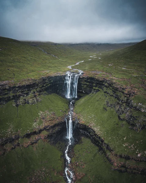 Aerial view of Fossa Waterfall from directly above, the highest waterfall in the Faroe Islands. This double-tiered waterfall is 459 feet high and cascades down into the sea. — Stock Photo, Image