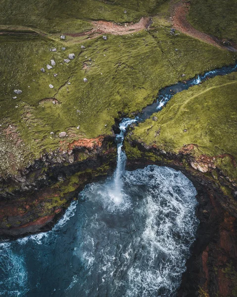 Flygdrönare panorama över Mulafossur vattenfall, Vagar, Färöarna, Danmark. Tuff syn i Nordatlantiska oceanen. Gröna grönsaker under sommaren. — Stockfoto