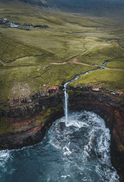 Panorama aereo drone della cascata Mulafossur, Vagar, Isole Faroe, Danimarca. Brutta vista nell'oceano Atlantico settentrionale. Verdi lussureggianti durante l'estate. — Foto Stock