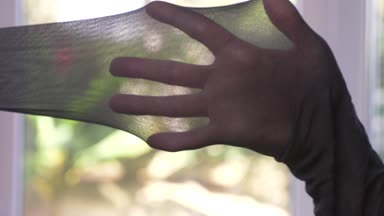 yakın çekim. Eller kapron çorap bütünlüğünü sınayın. bir yırtık külotlu çorap, 4k, ağır çekim