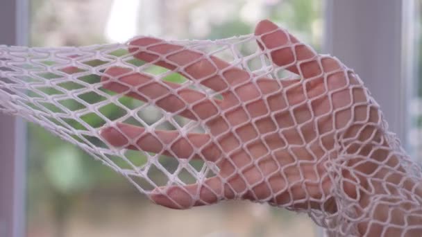 Close-up. Vrouwelijke handen test de integriteit van kapron kousen. een gescheurde panty, 4k, slow-motion — Stockvideo