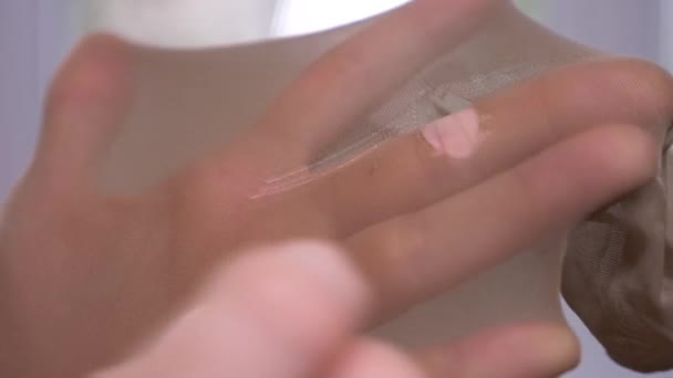 Close-up. Vrouwelijke handen test de integriteit van kapron kousen. een gescheurde panty, 4k, slow-motion — Stockvideo