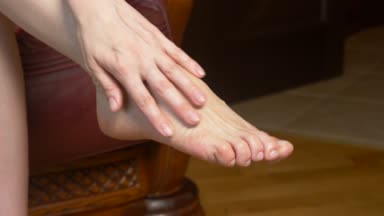 bir kadın kendi elleriyle bacaklarını sensually ve romantik okşadı. futfetish. 4 k yavaş hareket, yakın çekim.