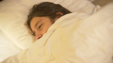 Onun odasına gece, sevimli küçük kız yatakta yatıyordu. o lamba ayakta başucundaki devre dışı bırakır ve uykuya dalar. 4k