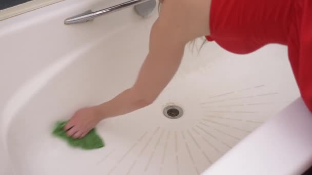女性手洗浴缸龙头。4k. 慢动作 — 图库视频影像