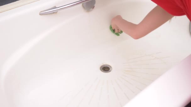 Female hands cleaning bath faucet. 4k, slow motion — Stock Video