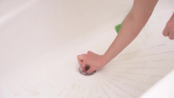 Женские руки чистят кран для ванны. 4k, slow motion — стоковое видео