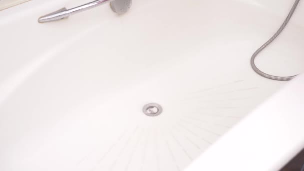 El agua gira por el desagüe de un lavabo. 4k, cámara lenta — Vídeo de stock