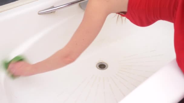 Žena ruce čistící Vana kohoutek. 4k, pomalý pohyb — Stock video