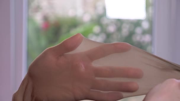 Detail. Ženské ruce test integrity kopronové punčochy. roztrhané punčocháče, 4k, pomalý pohyb — Stock video