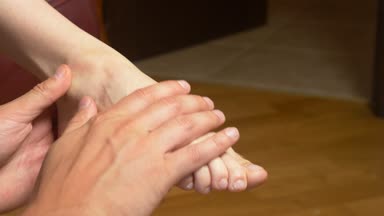 Erkek eller, şehvetli ve romantik bir anonim kadın metrelik caresses. futfetish. 4 k yavaş hareket, yakın çekim