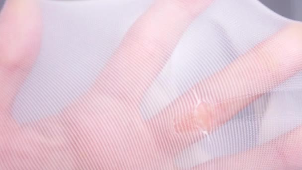 Nahaufnahme. Frauenhände testen die Integrität von Kapronstrümpfen. zerrissene Strumpfhose, 4k, Zeitlupe — Stockvideo