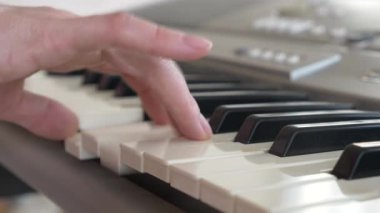 Müzisyen oynamak synthesizer. müzisyen piyano çalıyor. Kadın el synthesizer oynayın. 4k, ağır çekim