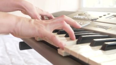 Müzisyen oynamak synthesizer. müzisyen piyano çalıyor. Kadın el synthesizer oynayın. 4k, ağır çekim
