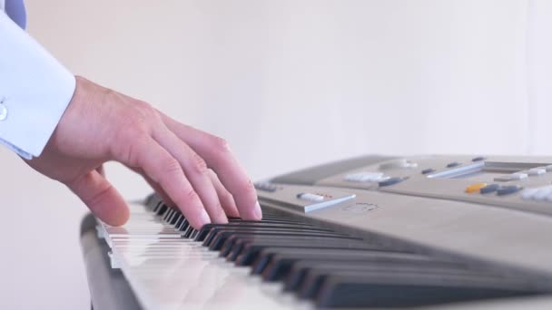 ミュージシャン演奏シンセサイザー。ミュージシャンはピアノを弾きます。男性の手は、シンセサイザーを鳴らします。4 k、スローモーション — ストック動画