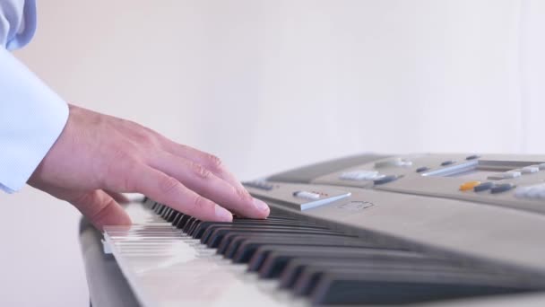 Músico tocando sintetizador. el músico toca el piano. Las manos masculinas tocan el sintetizador. 4k, cámara lenta — Vídeo de stock