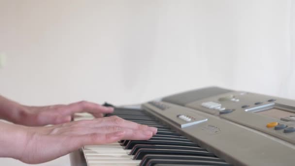 Músico a tocar sintetizador. o músico toca piano. As mãos femininas tocam o sintetizador. 4k, câmera lenta — Vídeo de Stock