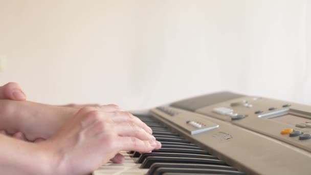 Közelről. zongora tanár tanítja a gyermeket, hogy zongorázni, beállítása a kezében. 4k, lassú mozgás — Stock videók