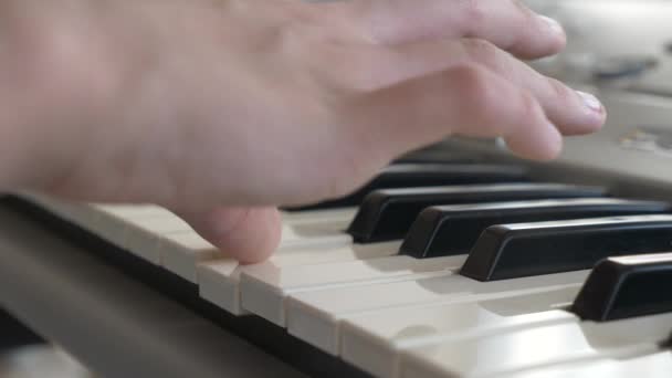 Primer plano. manos de niños están jugando un sintetizador. piano tocando. 4k, cámara lenta — Vídeos de Stock