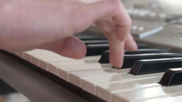 Музыкант играет на синтезаторе. музыкант играет на пианино. женские руки играют на синтезаторе. 4k, slow motion — стоковое видео