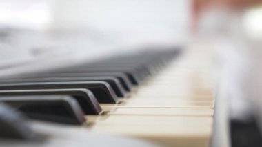 Müzisyen oynamak synthesizer. müzisyen piyano çalıyor. Kadın el synthesizer oynayın. 4k, ağır çekim