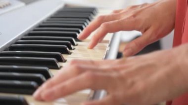 Müzisyen oynamak synthesizer. müzisyen piyano çalıyor. Kadın el synthesizer oynayın. 4k, ağır çekim