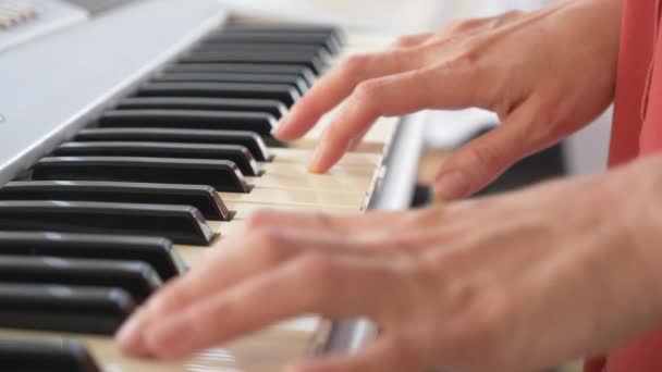 Musiker spelar synt. musiker spelar piano. kvinnliga händer spelar syntet. 4k, Slowmotion — Stockvideo