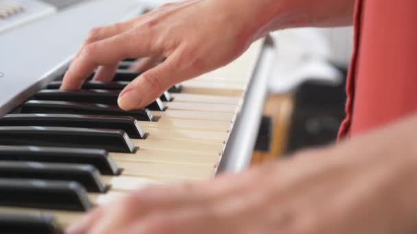 Musiker spelar synt. musiker spelar piano. kvinnliga händer spelar syntet. 4k, Slowmotion — Stockvideo