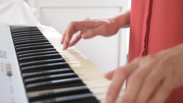 Músico a tocar sintetizador. o músico toca piano. As mãos femininas tocam o sintetizador. 4k, câmera lenta — Vídeo de Stock