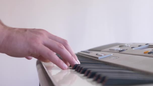 Músico tocando sintetizador. el músico toca el piano. Las manos masculinas tocan el sintetizador. 4k, cámara lenta — Vídeos de Stock