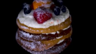 pasta ve şenlikli bir kap siyah zemin kafamda. 4k, dolly shot, defocusing, bulanıklık.