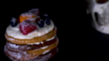 pasta ve şenlikli bir kap siyah zemin kafamda. 4k, dolly shot, defocusing, bulanıklık.