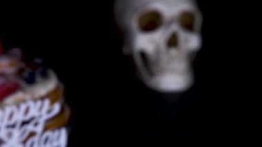 pasta ve şenlikli bir kap siyah zemin kafamda. 4k, dolly shot, defocusing, bulanıklık.