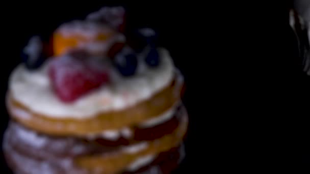 Торт и череп в праздничной кепке на черном фоне. 4k, dolly shot, defocusing, blur . — стоковое видео