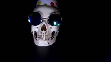 Cadılar Bayramı. siyah bir zemin üzerine şenlikli bir kap kafatasında. 4k, dolly atış