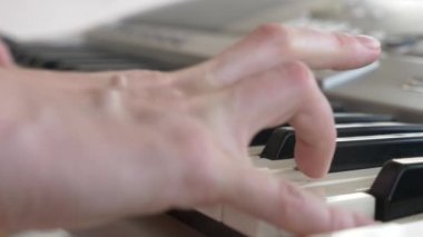 Müzisyen oynamak synthesizer. müzisyen piyano çalıyor. Kadın el synthesizer oynayın. 4k, ağır çekim