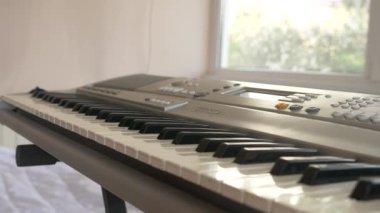 Müzisyen oynamak synthesizer. müzisyen piyano çalıyor. Kadın el synthesizer oynayın. 4k, ağır çekim