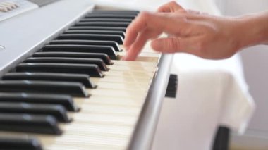 Müzisyen oynamak synthesizer. müzisyen piyano çalıyor. Kadın el synthesizer oynayın. 4k, ağır çekim