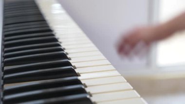 glissando. Müzisyen oynamak synthesizer. müzisyen piyano çalıyor. Kadın el synthesizer oynayın. 4k, ağır çekim