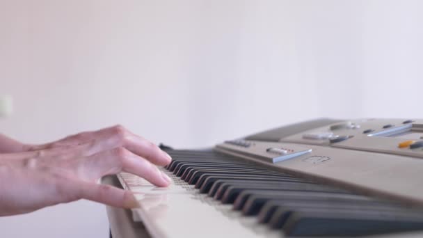 Musicista che suona il sintetizzatore. il musicista suona il pianoforte. le mani femminili suonano il sintetizzatore. 4k, rallentatore — Video Stock