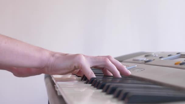 Musicien jouant synthétiseur. le musicien joue du piano. les mains féminines jouent du synthétiseur. 4k, au ralenti — Video