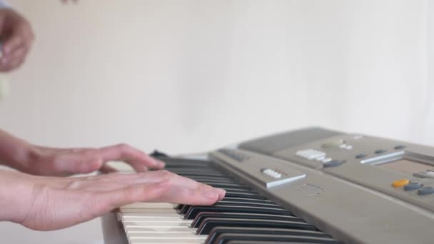 Músico a tocar sintetizador. o músico toca piano. As mãos femininas tocam o sintetizador. 4k, câmera lenta — Vídeo de Stock