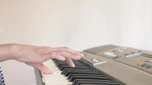 Close-up. Childrens handen spelen een synthesizer. piano spelen. 4k, slow-motion — Stockvideo