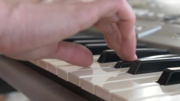 Músico tocando sintetizador. el músico toca el piano. Las manos femeninas tocan el sintetizador. 4k, cámara lenta — Vídeo de stock